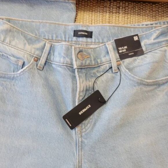 Express Mid Rise Light Wash '70s Flare Jeans NWT 8R - Picture 6 of 9